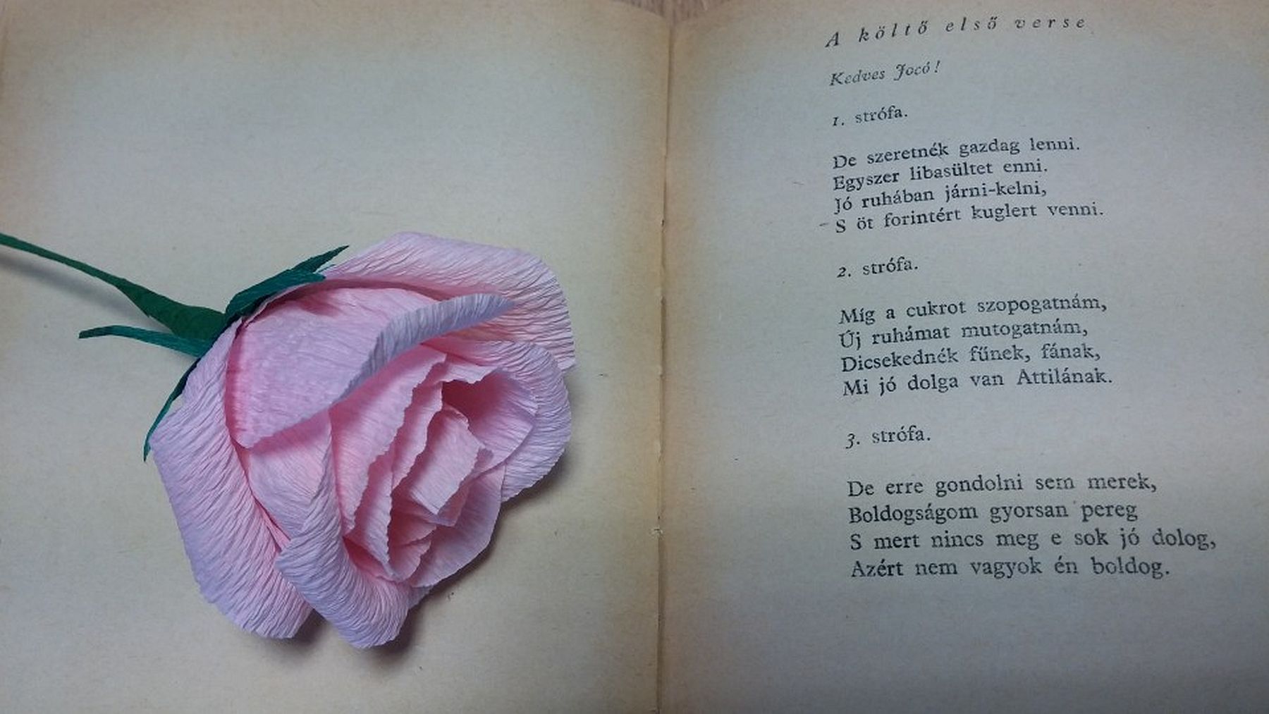 Kreatív szombat - papír rózsát készítenek az Aranybulla Könyvtárban
